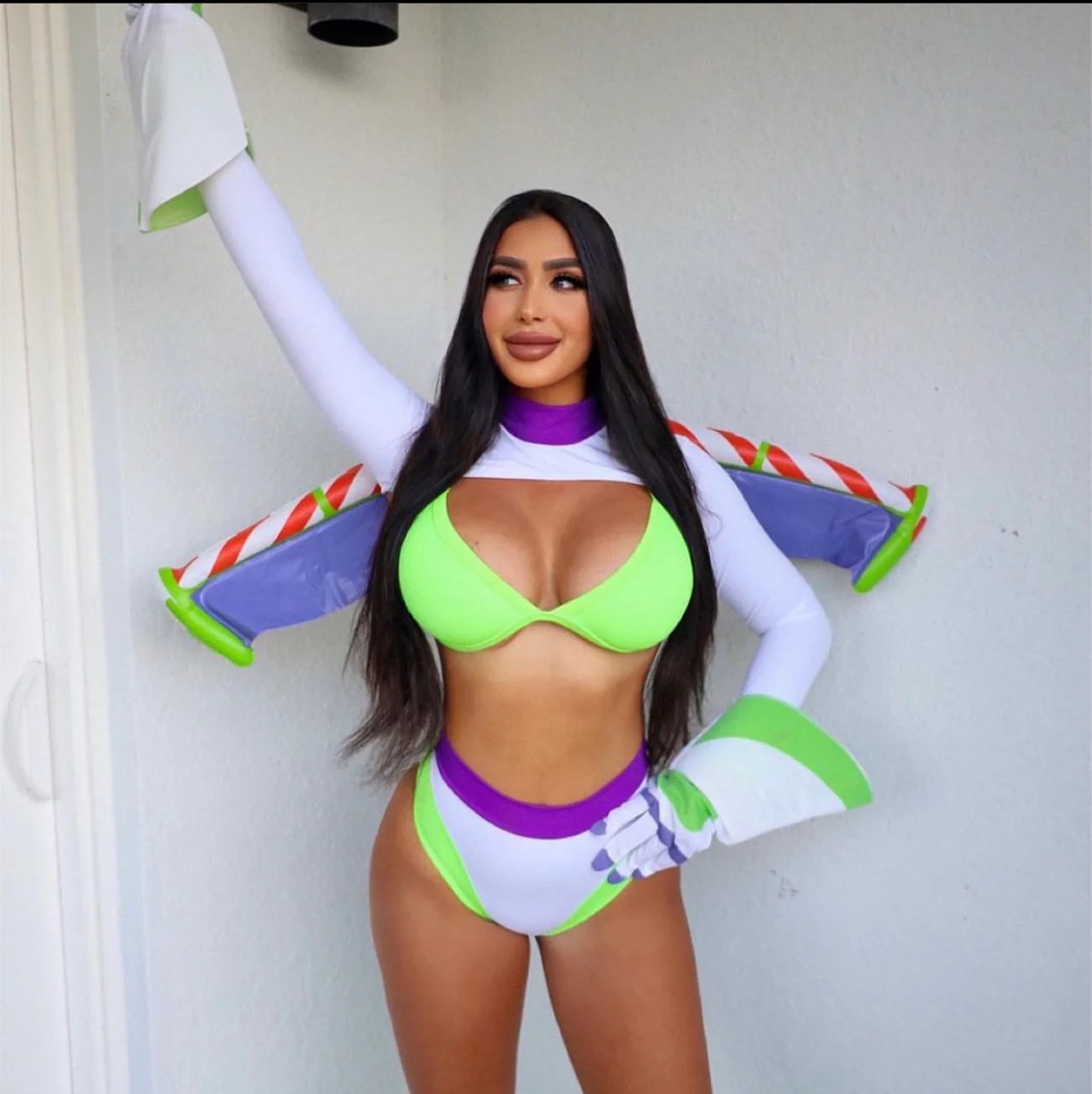 The Buzz Exclusive Costume includes wig - Image 2